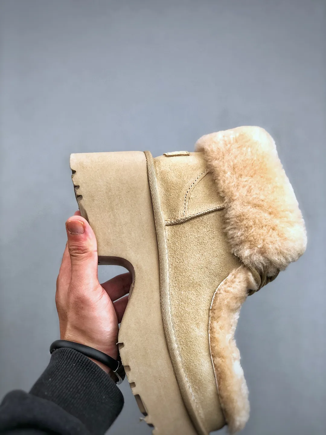 Local self-pickup 💰700 supports store placement. The top version on the market. 25 new models. UGG Esme 6cm taller. Split cow leather. Fashionable and comfortable. Ankle-length snow boots. Produced by a major foreign trade factory in Guangzhou. From toe to insole, genuine sheep fur. Independent outer box packaging. Chip. Waterproof process. Different from any version on the market. Independently developed original outsole and cashmere insole to keep you warm in winter and suitable for home use. In recent years, uug has launched a style series that is partially geared towards the preferences of young consumers and has also moved to the forefront of fashion trends. Shoe body material Water-repellent coated suede upper 17 mm UGGPURE™ implanted wool insole Lightweight non-slip and comfortable rubber outsole With brand LOGO trademark Comes with a full set of packaging Size: 35-40